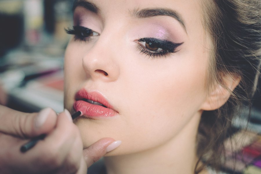 Foto ilustrativa: Maquiagem com delineado