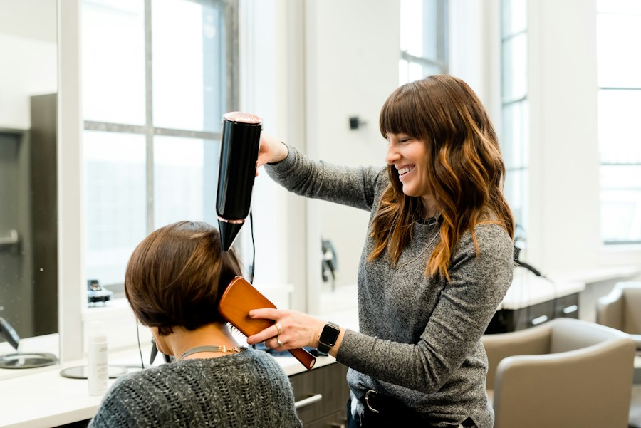 Foto ilustrativa: profissional finalizando um cabelo no salão