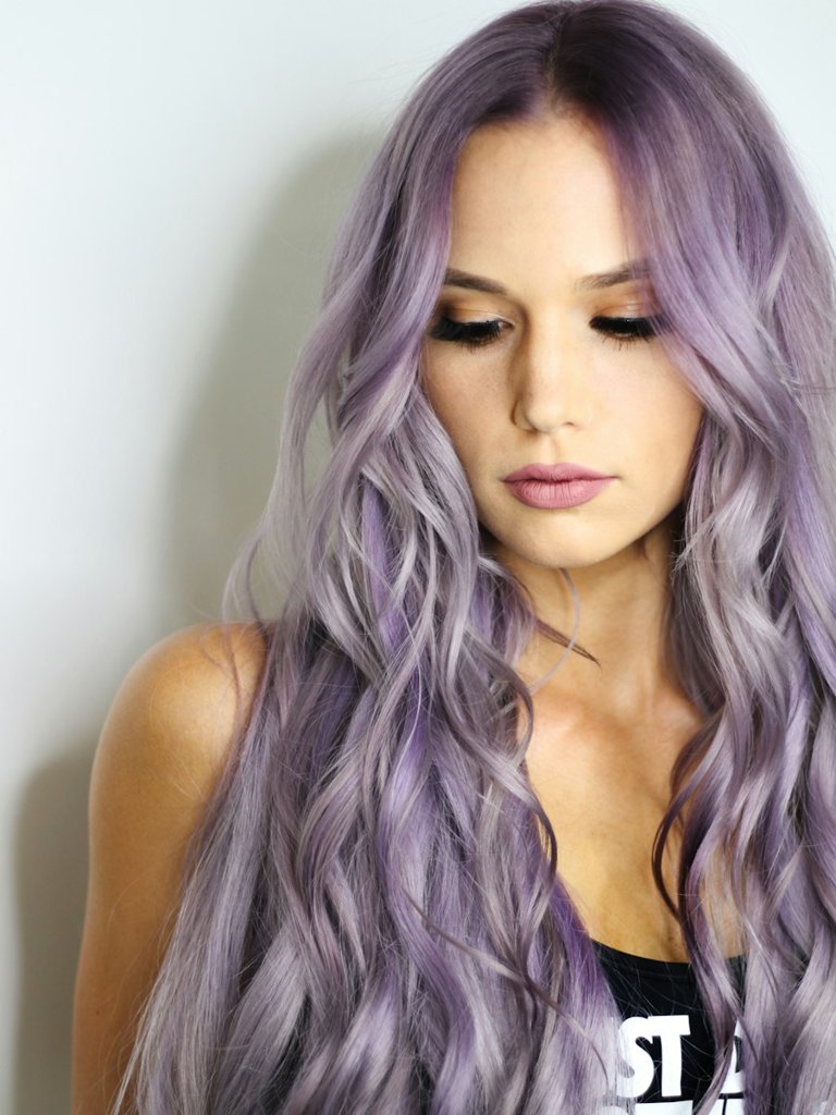 Foto ilustrativa: cabelo longo com cor fantasia e ondas